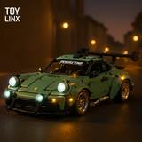 Porsche 911 GT3 RS verte en briques de construction pour adultes, mise en scène nocturne urbaine – BriquesDeConstruction.com
